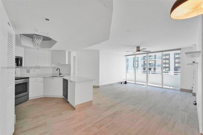 Foto del edificio - 8911 Collins Ave