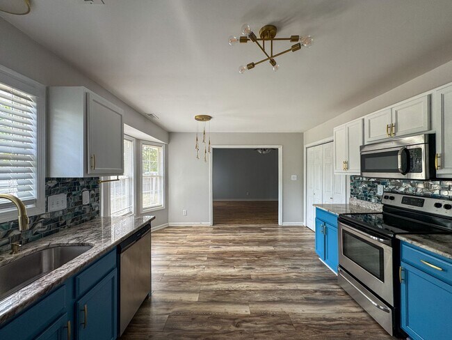 Foto del edificio - Charming 3 Bed 2 Bath Home with Bonus Room