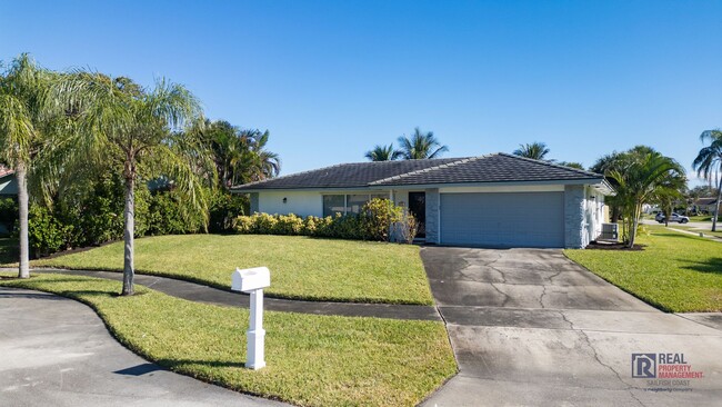 Foto del edificio - Beautifully renovated Tequesta POOL home 3...