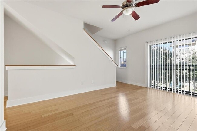 Building Photo - 13420 Lyndhurst St