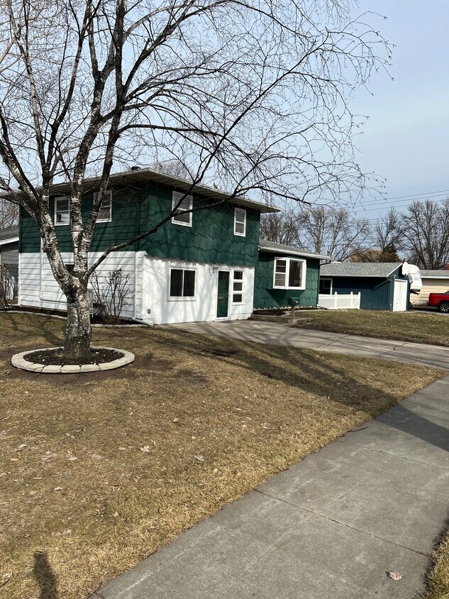 Exterior, 2 driveways + garage (with workshop) - 2702 2nd St N