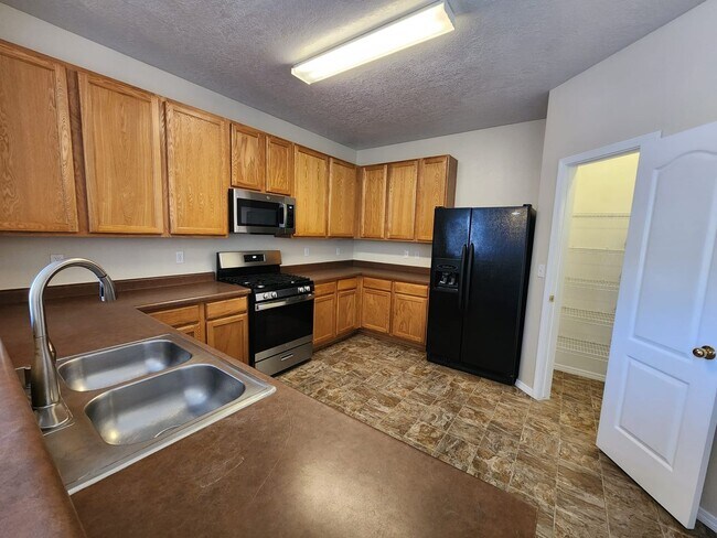 Foto del edificio - Amazing, Large 3 Bedroom Home in Southwest Albuquerque. Refrigerated Air, 2 Car Garage