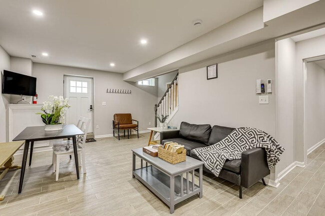 Building Photo - 6604 Oak St