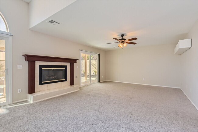 Building Photo - HUGE 5 Bedroom Home In Desert Shores with ...