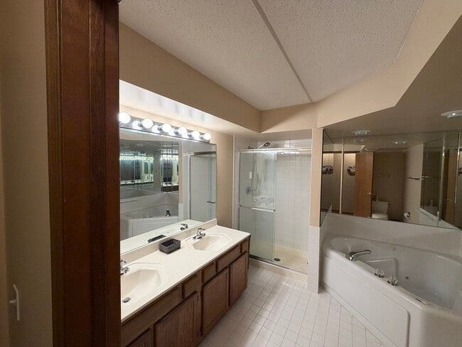 Foto del edificio - 6401 W Berteau Ave