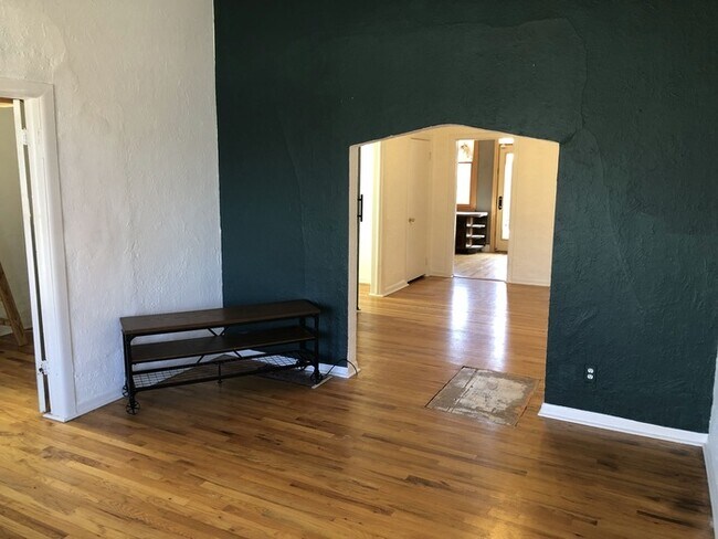 Building Photo - Stunning 2 Bedroom Home in Five Points!