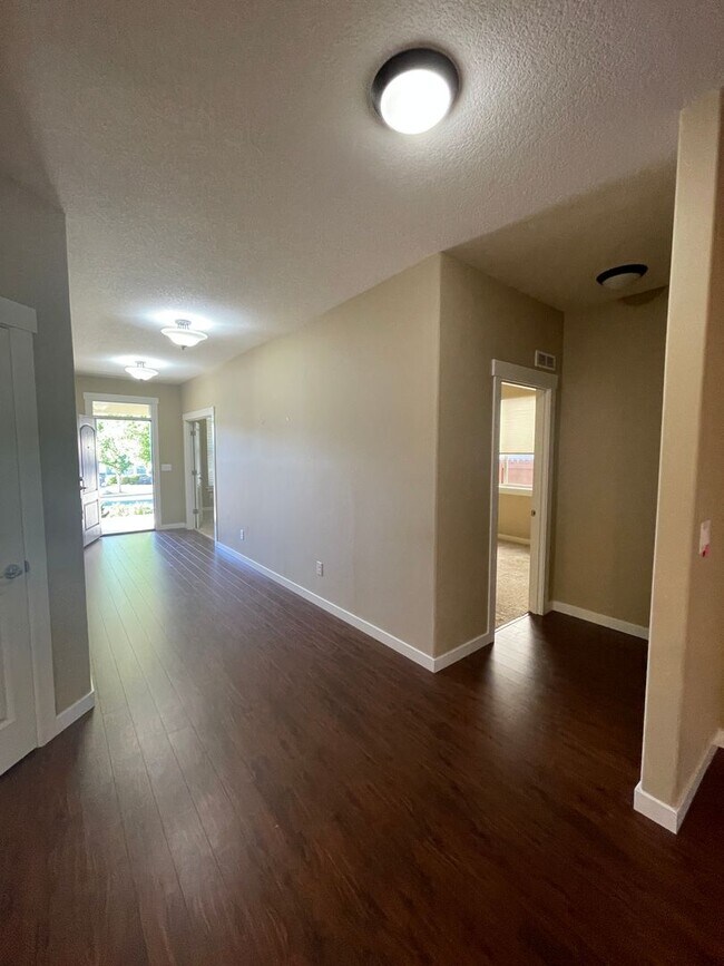 Foto del edificio - Beautiful Home with lots of upgrades