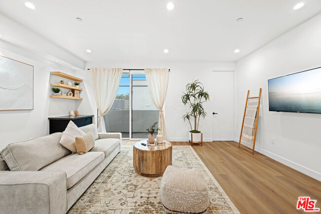 Foto del edificio - 841 N McCadden Pl