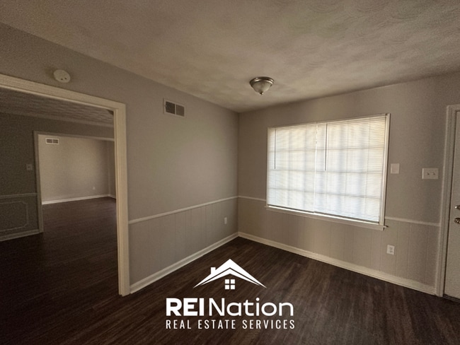 Building Photo - Spacious 4BR/2BA Memphis Rental with 2-Car Garage, Hardwood Floors & Fireplace
