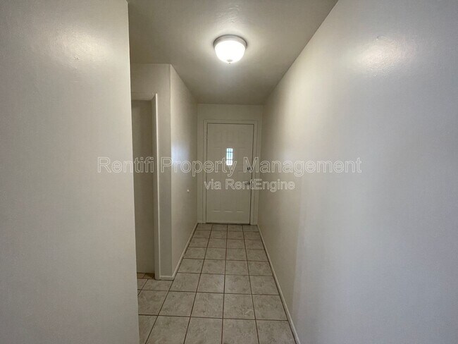 Building Photo - 805 SE 24th Ave