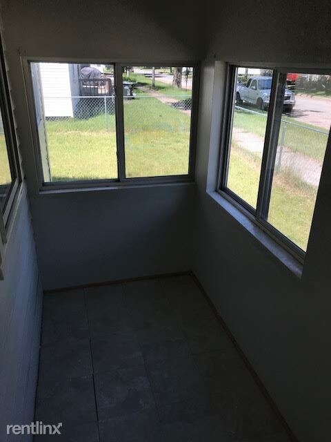 Building Photo - 3 br, 1 bath House - 655 E Isabella Ave