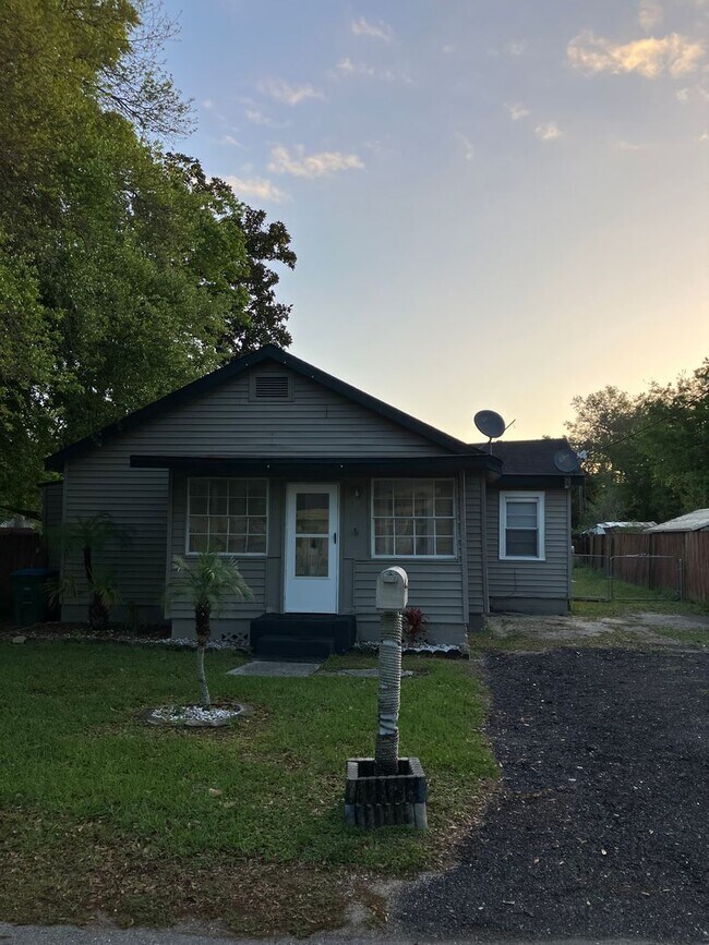Foto del edificio - 3 bed 1 bath single family home