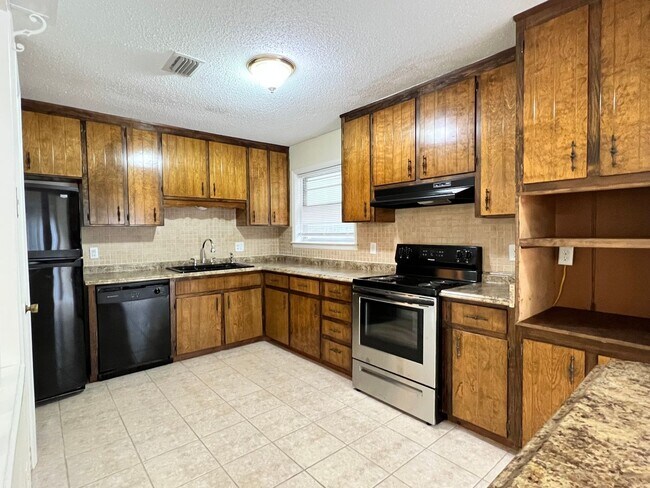 Foto del edificio - Large split level home in convenient locat...