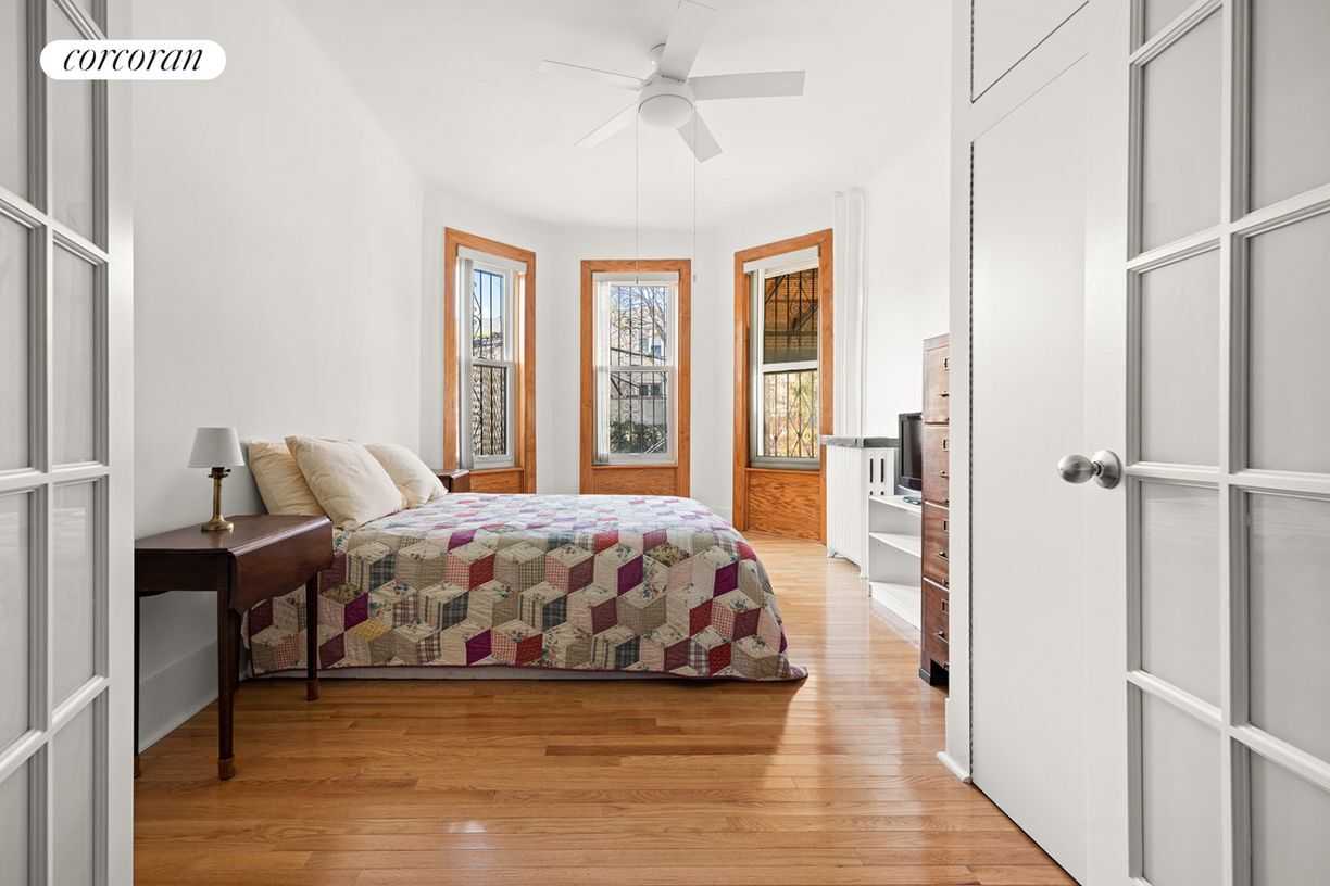 Foto principal - 280 E 8th St
