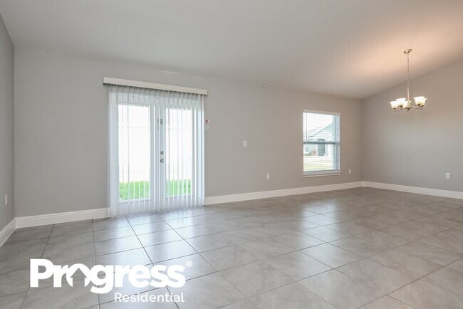 423 Britten Dr photo'