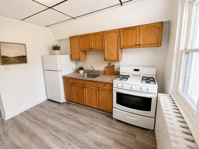 Building Photo - Bright 2BR Port Richmond Row Home with Large Living Space & Basement Storage