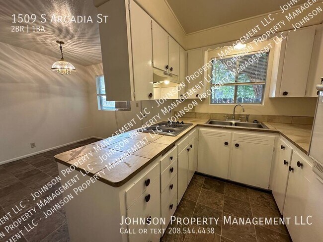 Building Photo - Charming 2-Bedroom Boise Bench Duplex with...