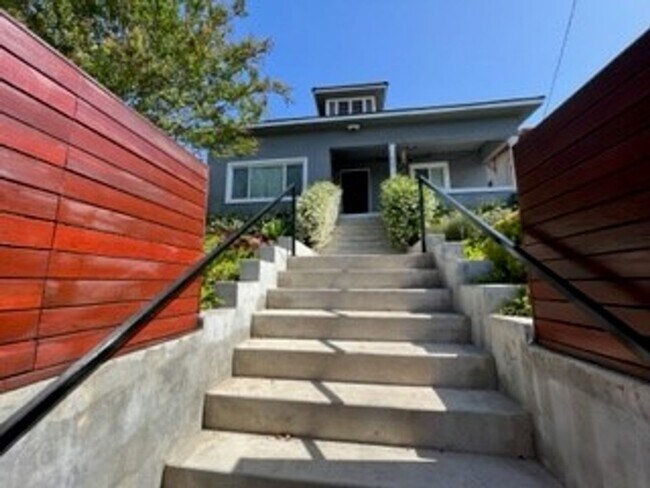Foto del edificio - Gorgeous Upgraded Home In Glassell Park Area