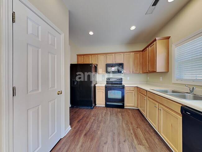 Building Photo - 10 Swenson Ct