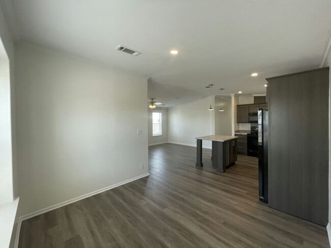 Building Photo - 912 Freeport W
