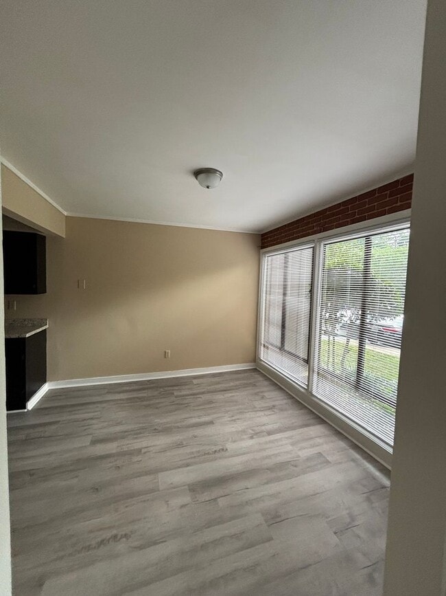 Building Photo - New Listing - Don't Miss Out! If you apply...
