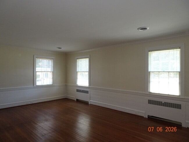Building Photo - 3 bedrooms, 2 baths single family home