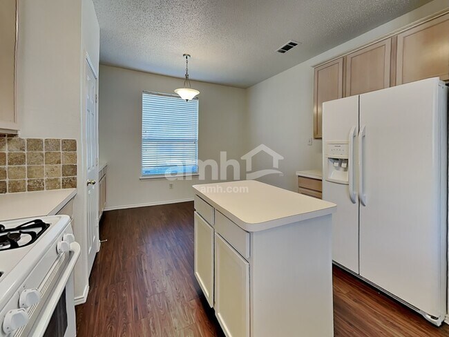 Foto del edificio - 5820 Vista Glen Ln