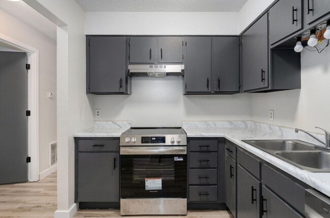 Building Photo - 1221 S Park Ave