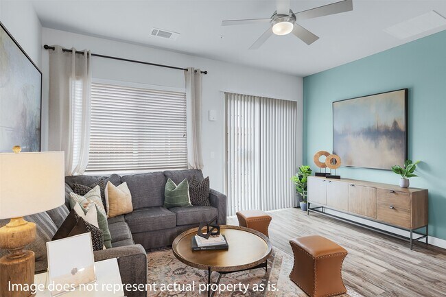 Foto del edificio - 7145 Black Beaver Cir