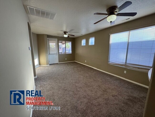 Building Photo - Beautiful 2 Bed Duplex in Coral Canyon