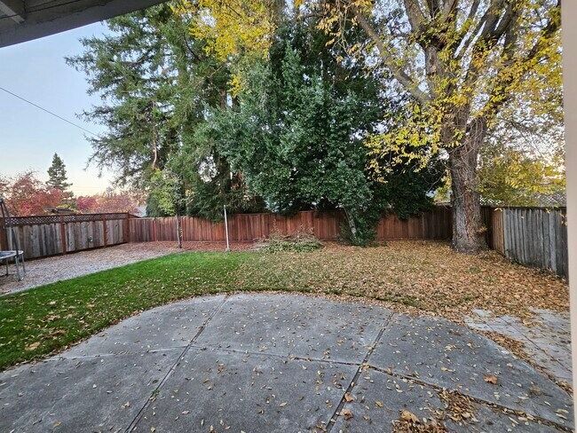 Foto del edificio - 4693 Sandalwood Dr