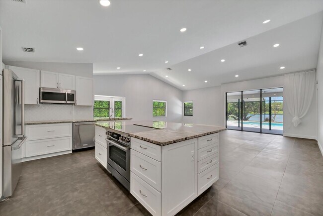 Foto del edificio - Stunning 3 Bed/ 2 Bath Pool Home in Longwood Run ~ UTC