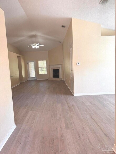 Foto del edificio - 4966 Berkeley Forest Blvd