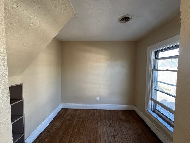 Building Photo - 26 Sherwood St