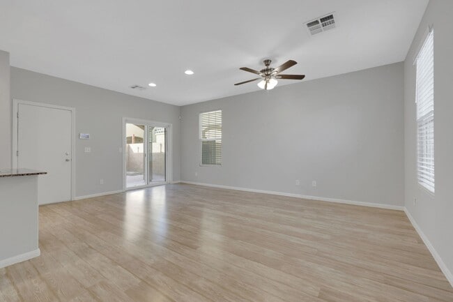 Building Photo - 3 bedroom with 2 car garage