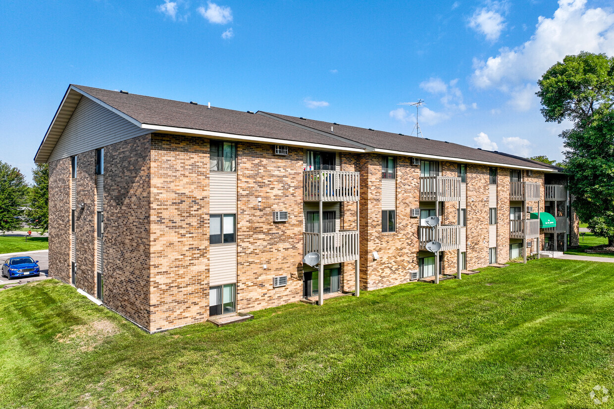 Primary Photo - Lone Oak Apartments