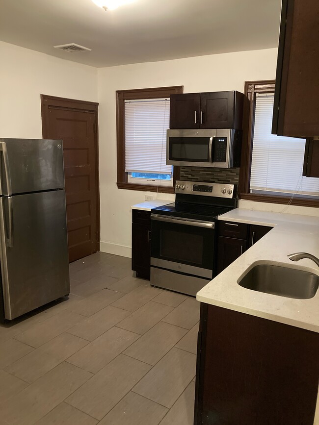 Building Photo - 98 Topliff St