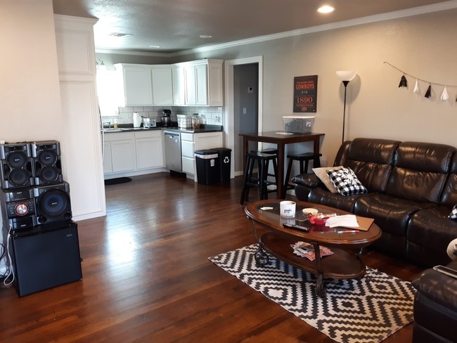 Building Photo - 1120 S Walnut St