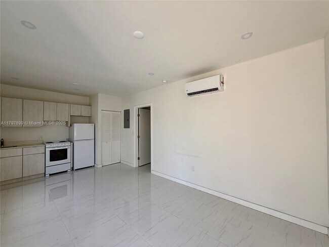 Foto del edificio - 572 NE 67th St