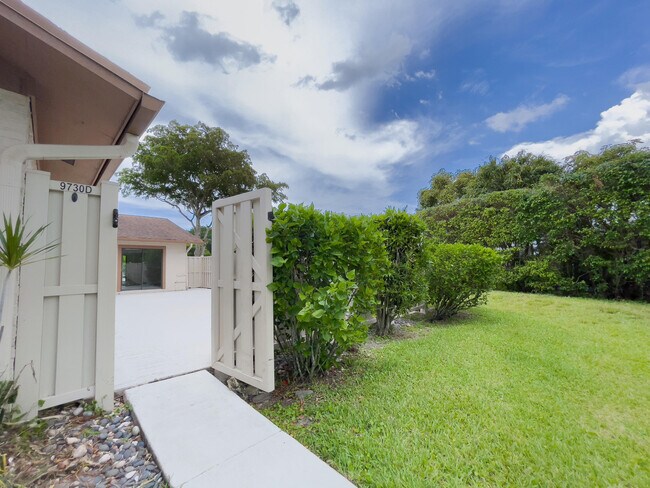 Foto del edificio - 9730 Boca Gardens Pkwy