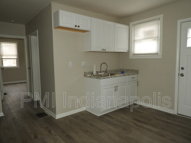 Building Photo - 1631 N Gladstone Ave