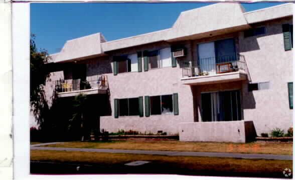 Building Photo - 3736 Watseka Ave