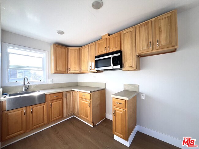 Building Photo - 1016 W 109th Pl