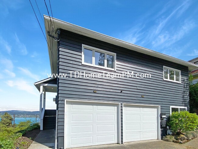 Building Photo - Top Unit Duplex with Stunning Lake Views a...