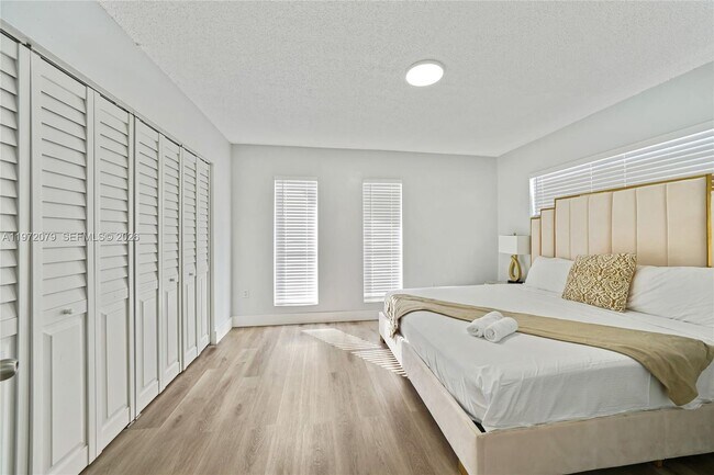Foto del edificio - 1051 NE 163rd St