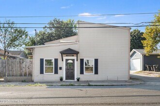 Building Photo - 1112 E Oak St