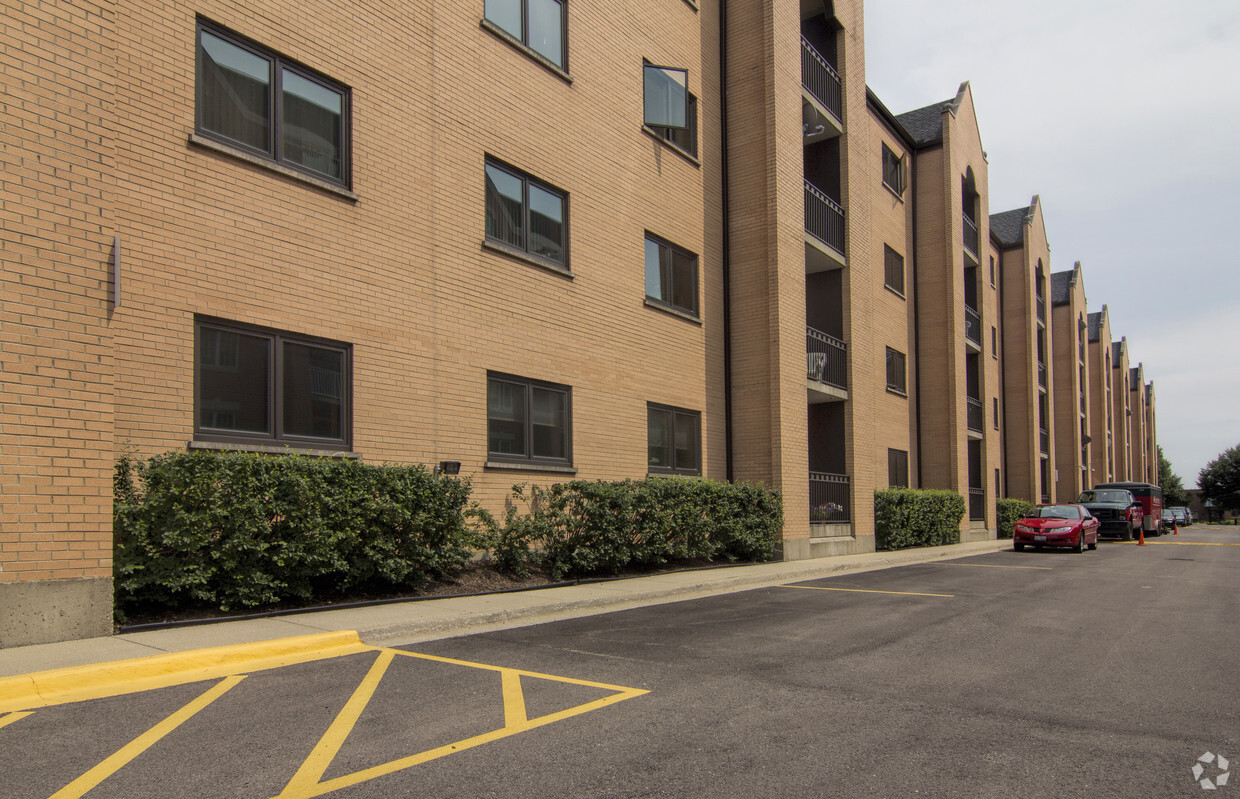 Foto del edificio - Courtyard Of Harwood Heights