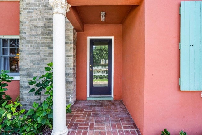 Building Photo - 102 SE 7th Ave