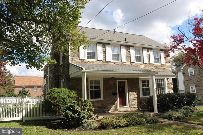 Building Photo - 1801 Manor Rd