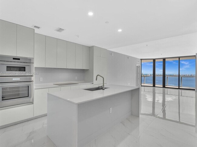 Foto del edificio - 700 NE 24th St